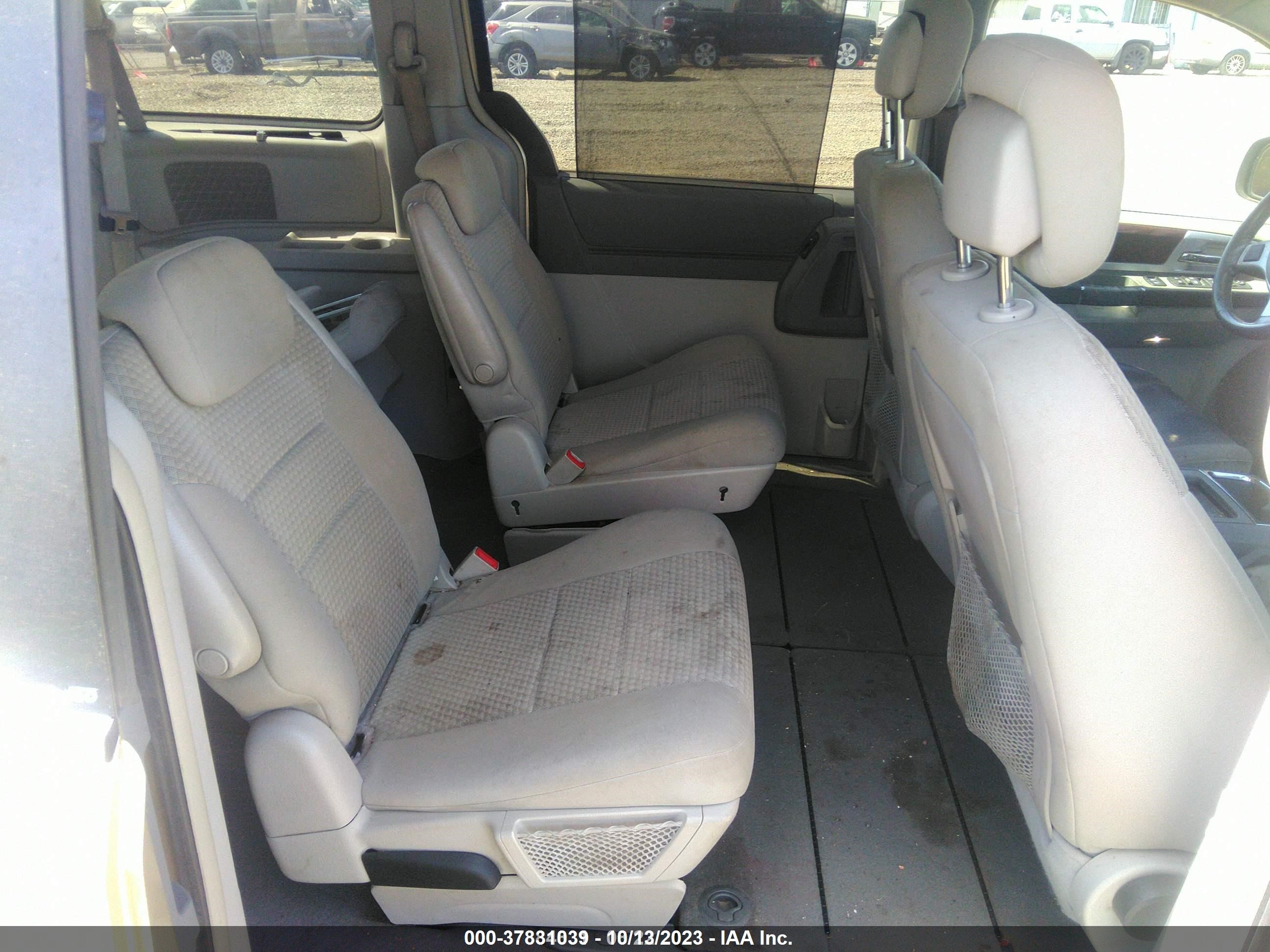 Photo 7 VIN: 2A4RR5D14AR360192 - CHRYSLER TOWN & COUNTRY 