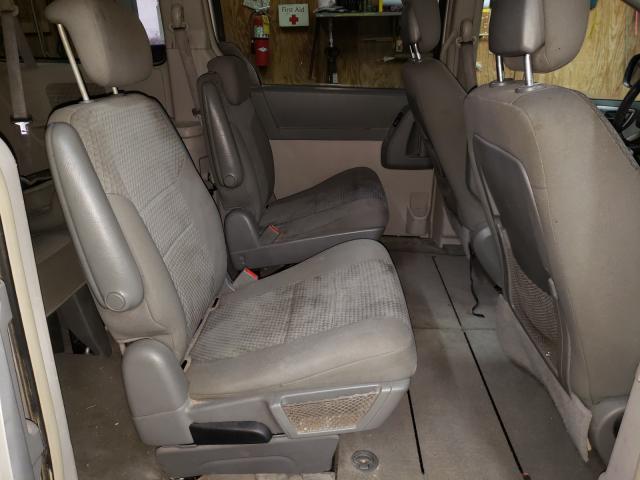 Photo 5 VIN: 2A4RR5D14AR412923 - CHRYSLER TOWN & COU 