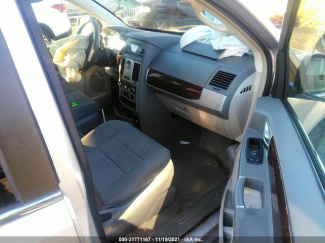 Photo 4 VIN: 2A4RR5D14AR413120 - CHRYSLER TOWN & COUNTRY 