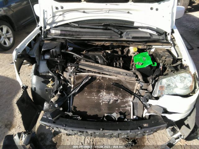 Photo 9 VIN: 2A4RR5D14AR413246 - CHRYSLER TOWN & COUNTRY 