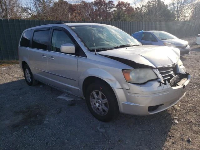 Photo 3 VIN: 2A4RR5D14AR421427 - CHRYSLER TOWN & COU 