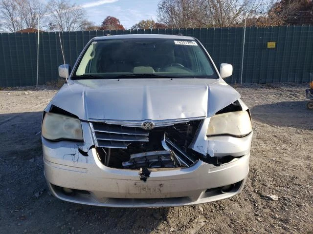 Photo 4 VIN: 2A4RR5D14AR421427 - CHRYSLER TOWN & COU 