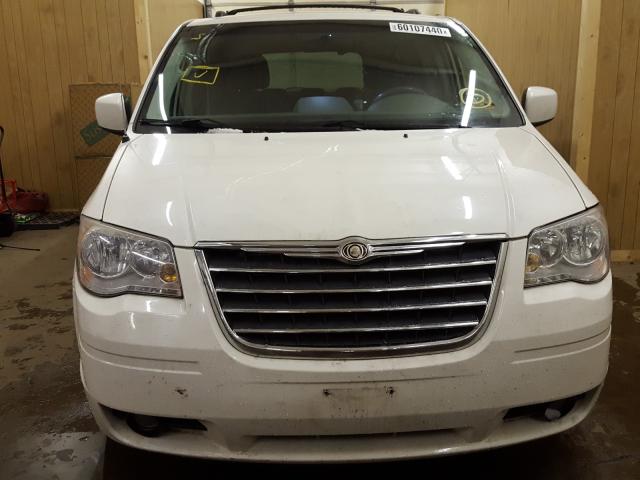 Photo 8 VIN: 2A4RR5D14AR431701 - CHRYSLER TOWN & COU 