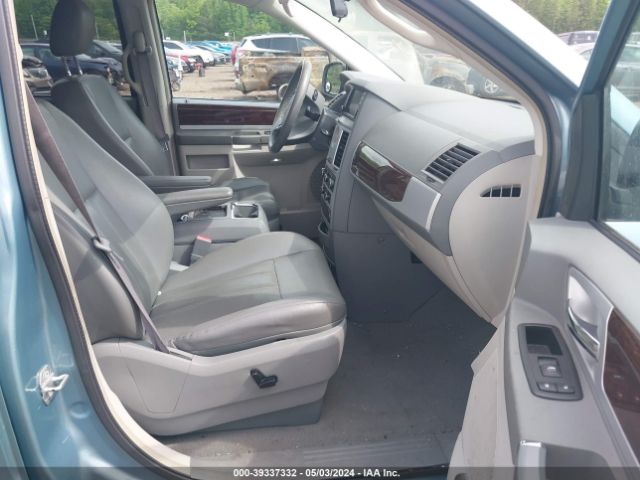 Photo 4 VIN: 2A4RR5D15AR217896 - CHRYSLER TOWN & COUNTRY 