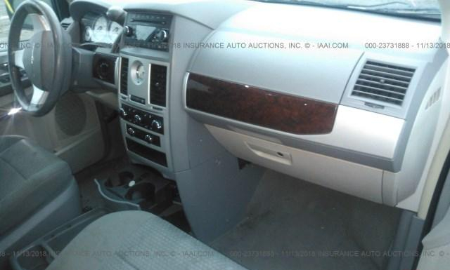 Photo 4 VIN: 2A4RR5D15AR230390 - CHRYSLER TOWN AND COUNTRY 