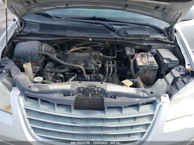 Photo 9 VIN: 2A4RR5D15AR267133 - CHRYSLER TOWN & COUNTRY 