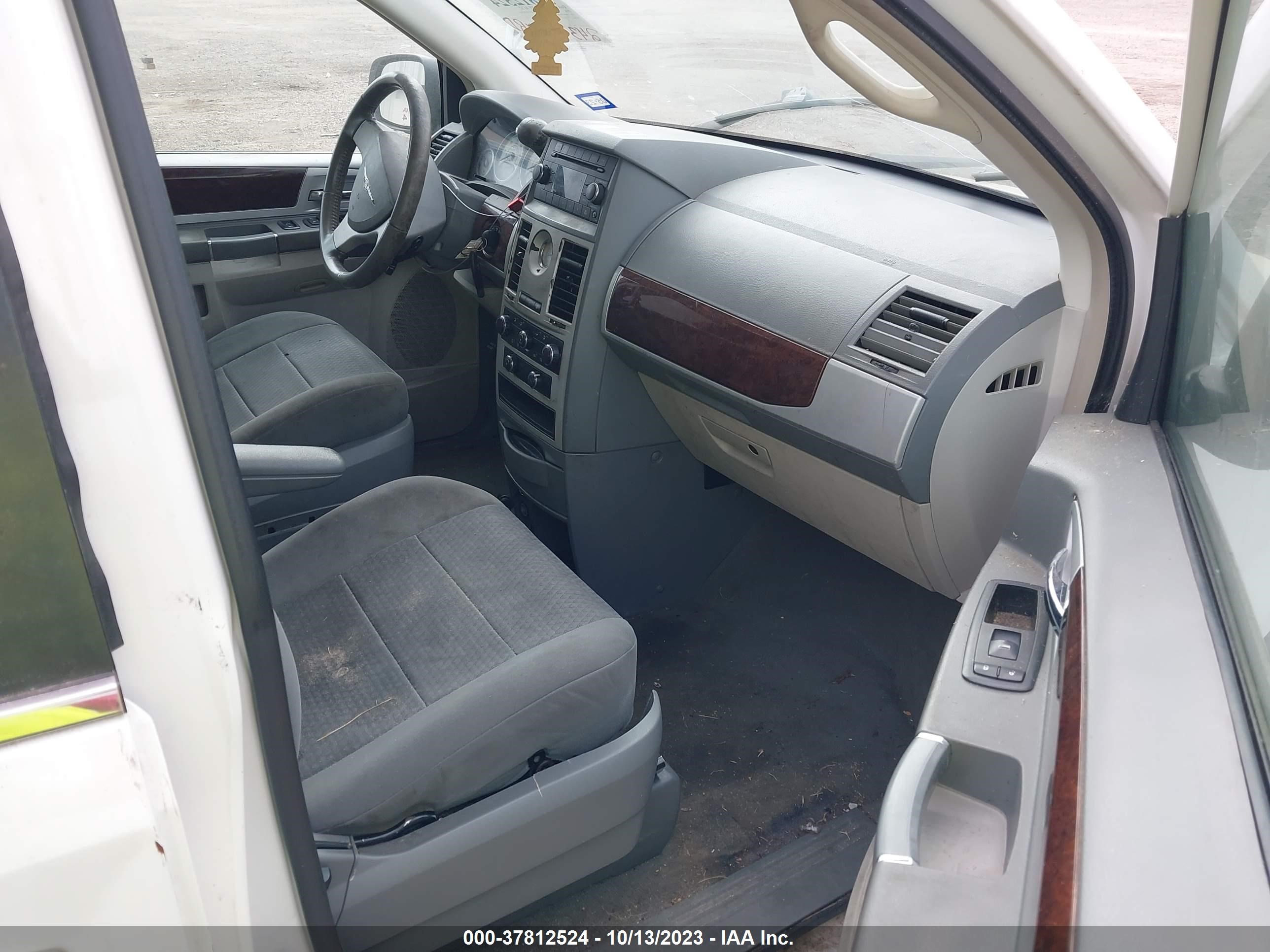 Photo 4 VIN: 2A4RR5D15AR359312 - CHRYSLER TOWN & COUNTRY 