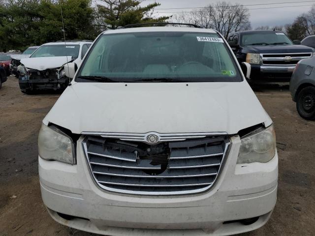 Photo 4 VIN: 2A4RR5D15AR432047 - CHRYSLER TOWN & COU 