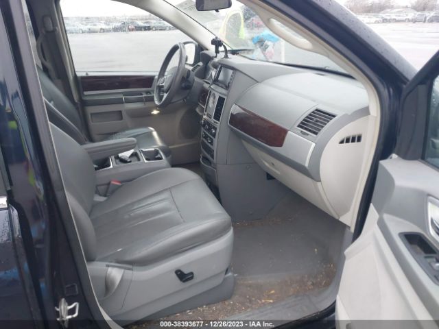 Photo 4 VIN: 2A4RR5D15AR451424 - CHRYSLER TOWN & COUNTRY 