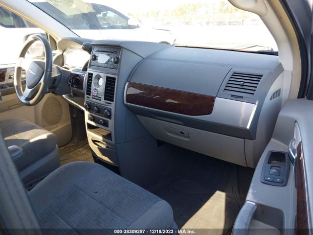 Photo 4 VIN: 2A4RR5D15AR500850 - CHRYSLER TOWN & COUNTRY 