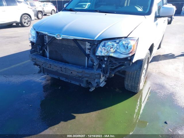 Photo 5 VIN: 2A4RR5D15AR500850 - CHRYSLER TOWN & COUNTRY 