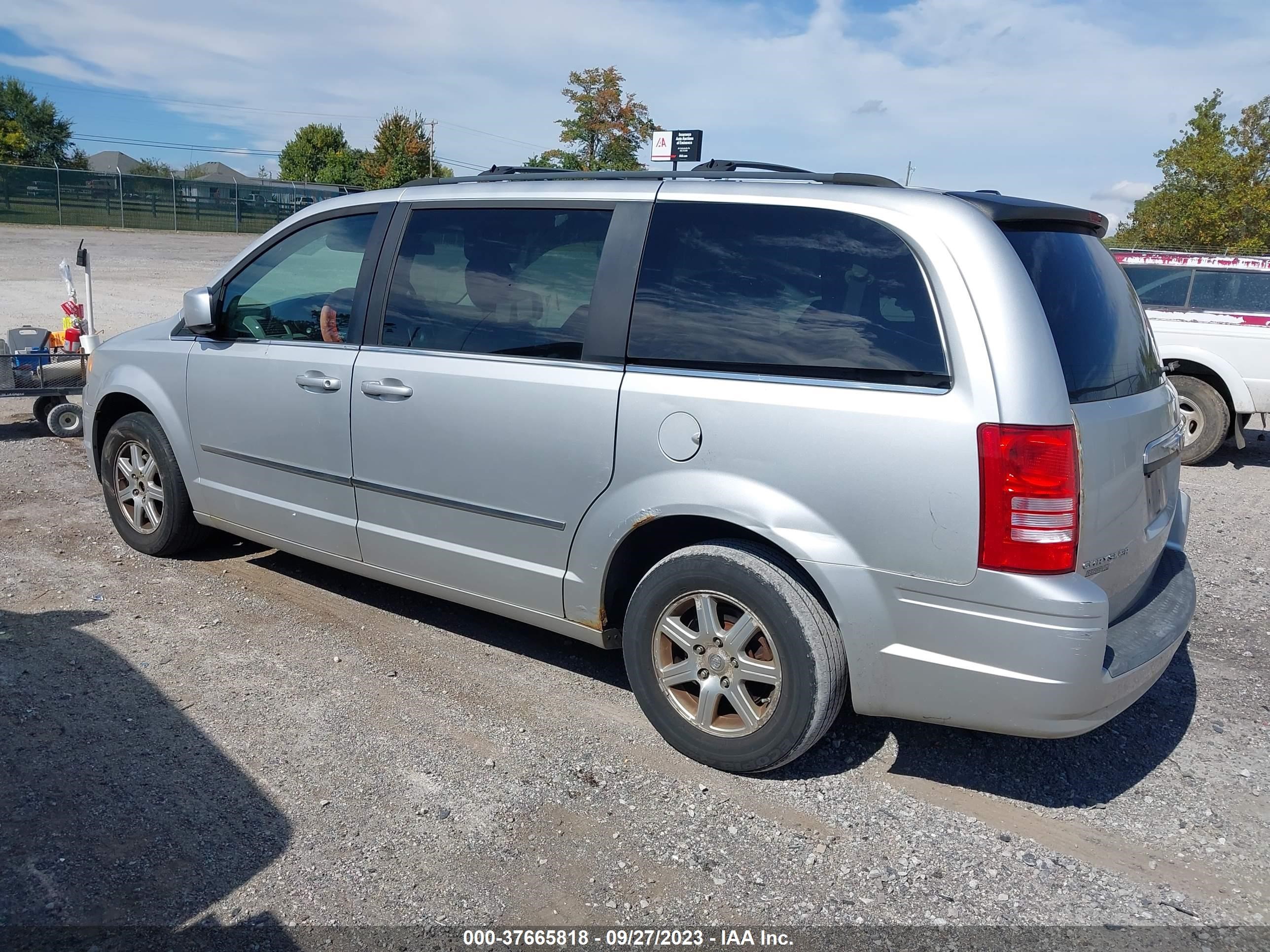 Photo 2 VIN: 2A4RR5D16AR125678 - CHRYSLER TOWN & COUNTRY 