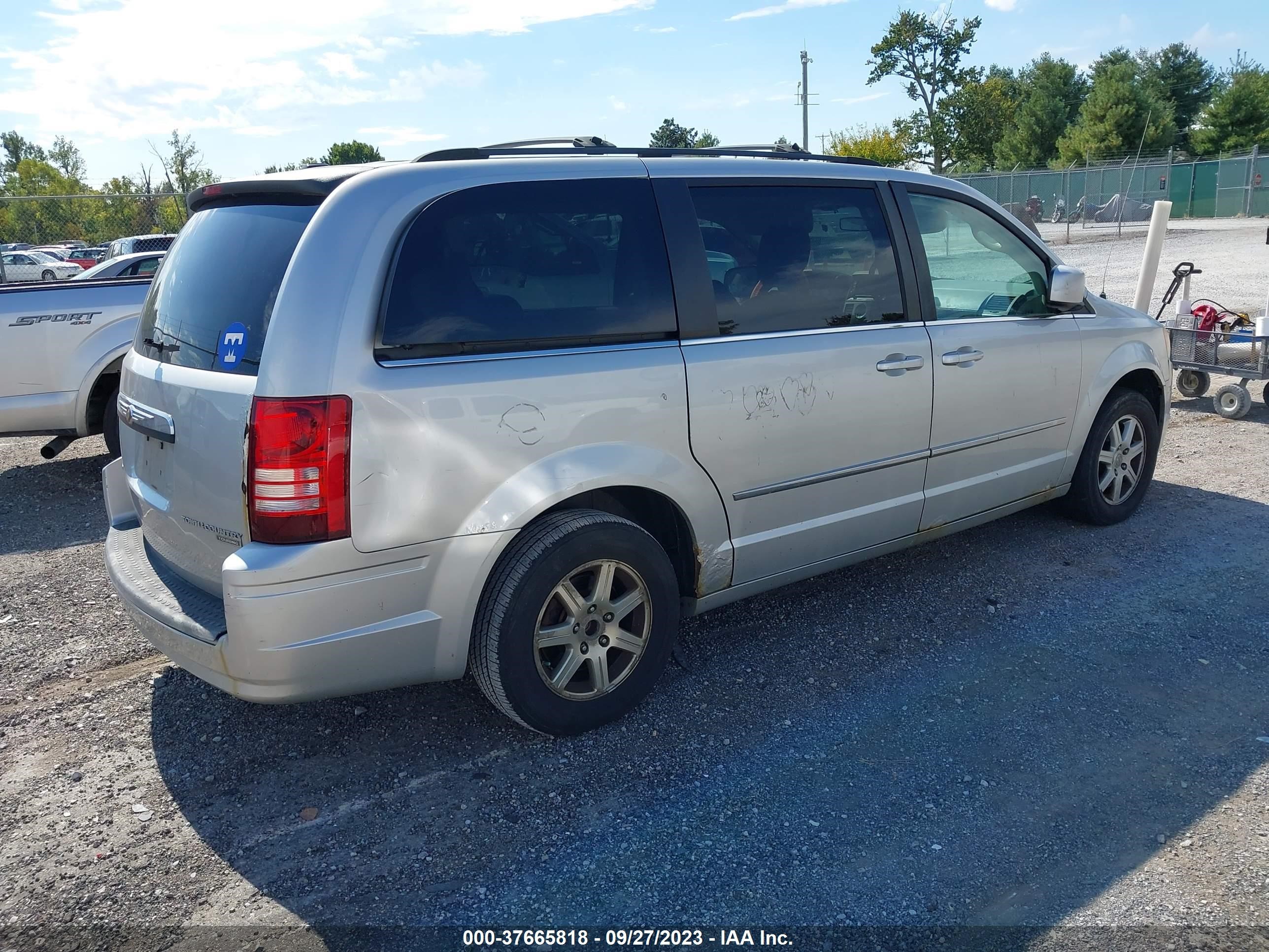 Photo 3 VIN: 2A4RR5D16AR125678 - CHRYSLER TOWN & COUNTRY 