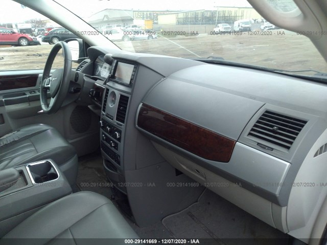 Photo 4 VIN: 2A4RR5D16AR130251 - CHRYSLER TOWN & COUNTRY 