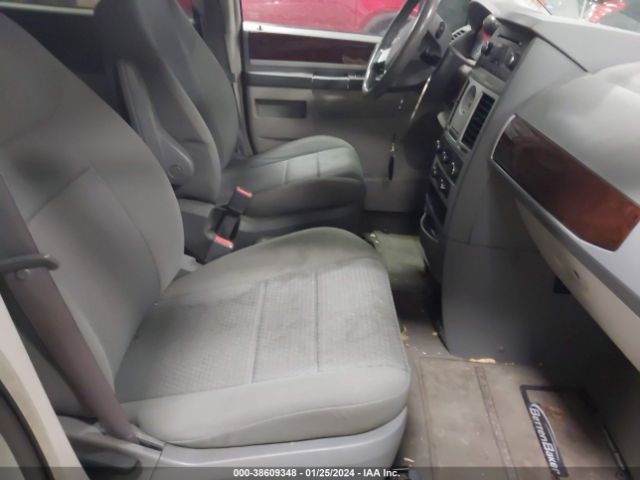 Photo 4 VIN: 2A4RR5D16AR164397 - CHRYSLER TOWN & COUNTRY 