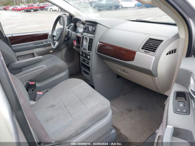 Photo 4 VIN: 2A4RR5D16AR271739 - CHRYSLER TOWN & COUNTRY 