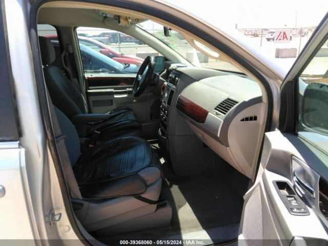 Photo 4 VIN: 2A4RR5D16AR413099 - CHRYSLER TOWN & COUNTRY 