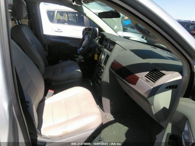 Photo 4 VIN: 2A4RR5D16AR413300 - CHRYSLER TOWN & COUNTRY 