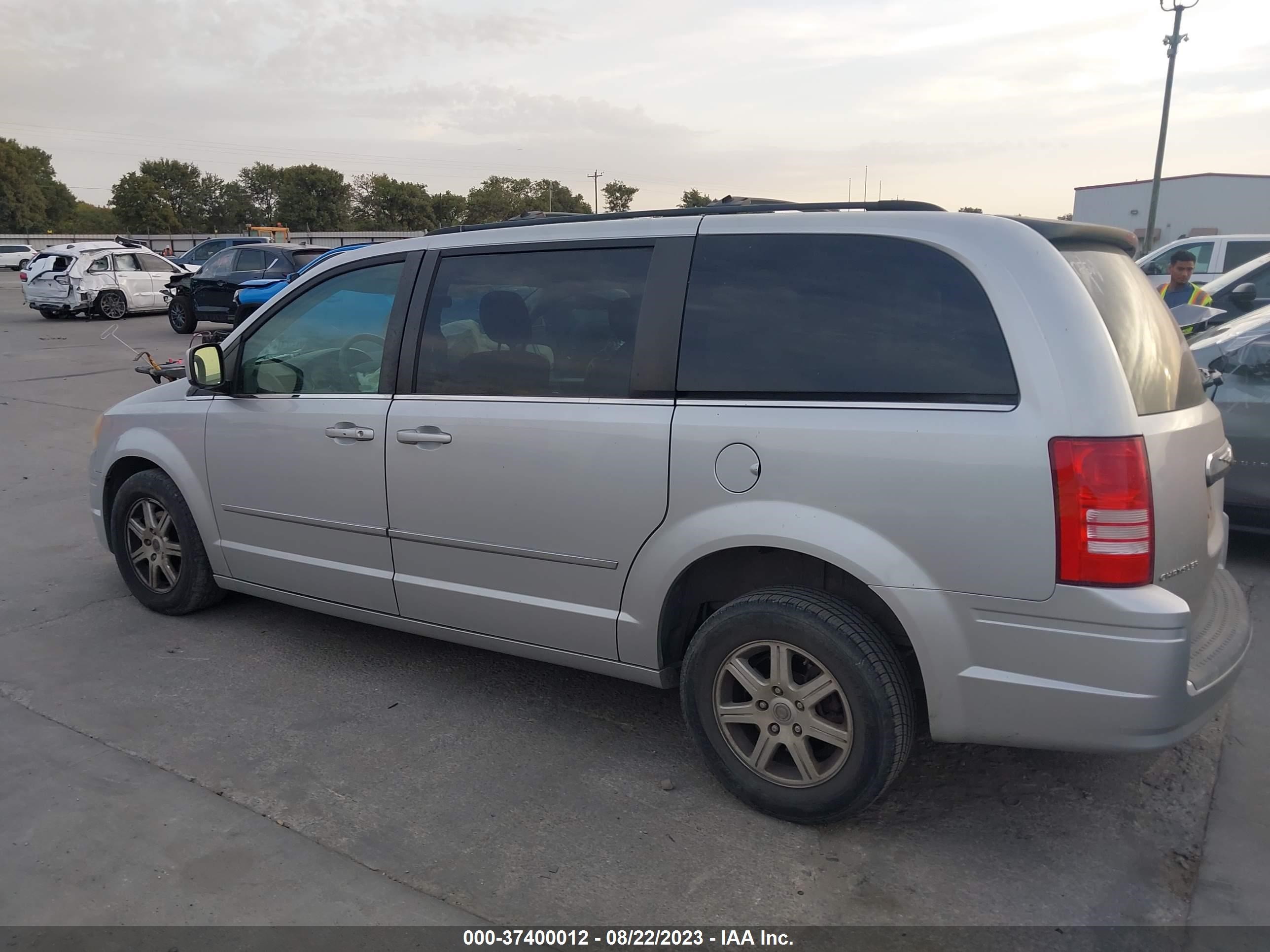 Photo 13 VIN: 2A4RR5D17AR126094 - CHRYSLER TOWN & COUNTRY 