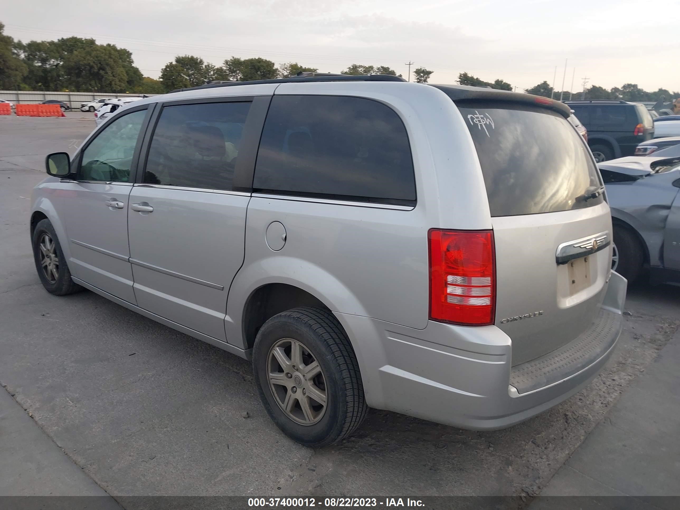 Photo 2 VIN: 2A4RR5D17AR126094 - CHRYSLER TOWN & COUNTRY 