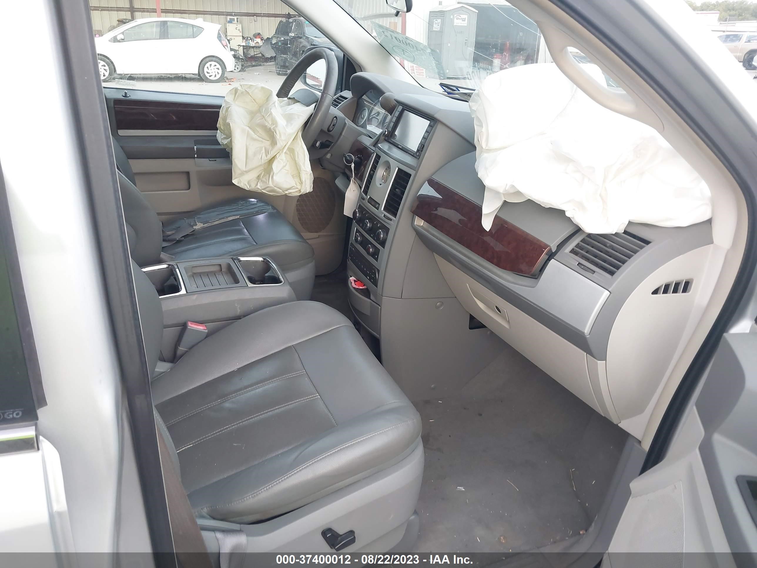 Photo 4 VIN: 2A4RR5D17AR126094 - CHRYSLER TOWN & COUNTRY 