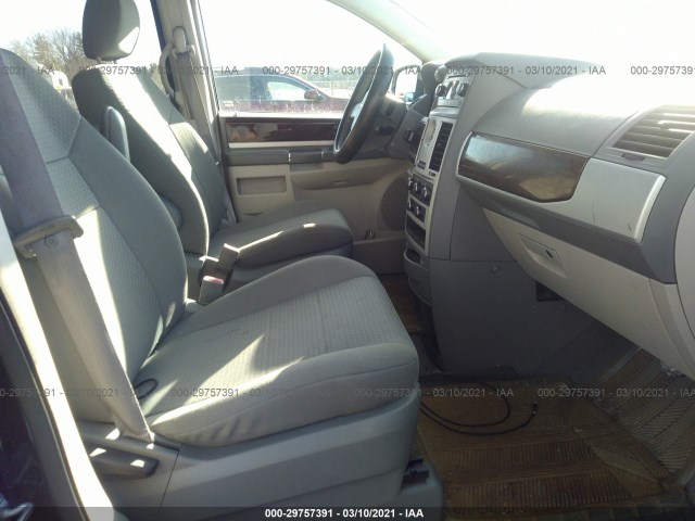 Photo 4 VIN: 2A4RR5D17AR162612 - CHRYSLER TOWN & COUNTRY 