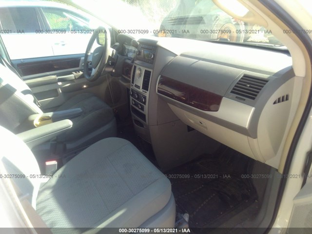 Photo 4 VIN: 2A4RR5D17AR260412 - CHRYSLER TOWN & COUNTRY 