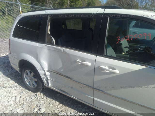 Photo 5 VIN: 2A4RR5D17AR260412 - CHRYSLER TOWN & COUNTRY 