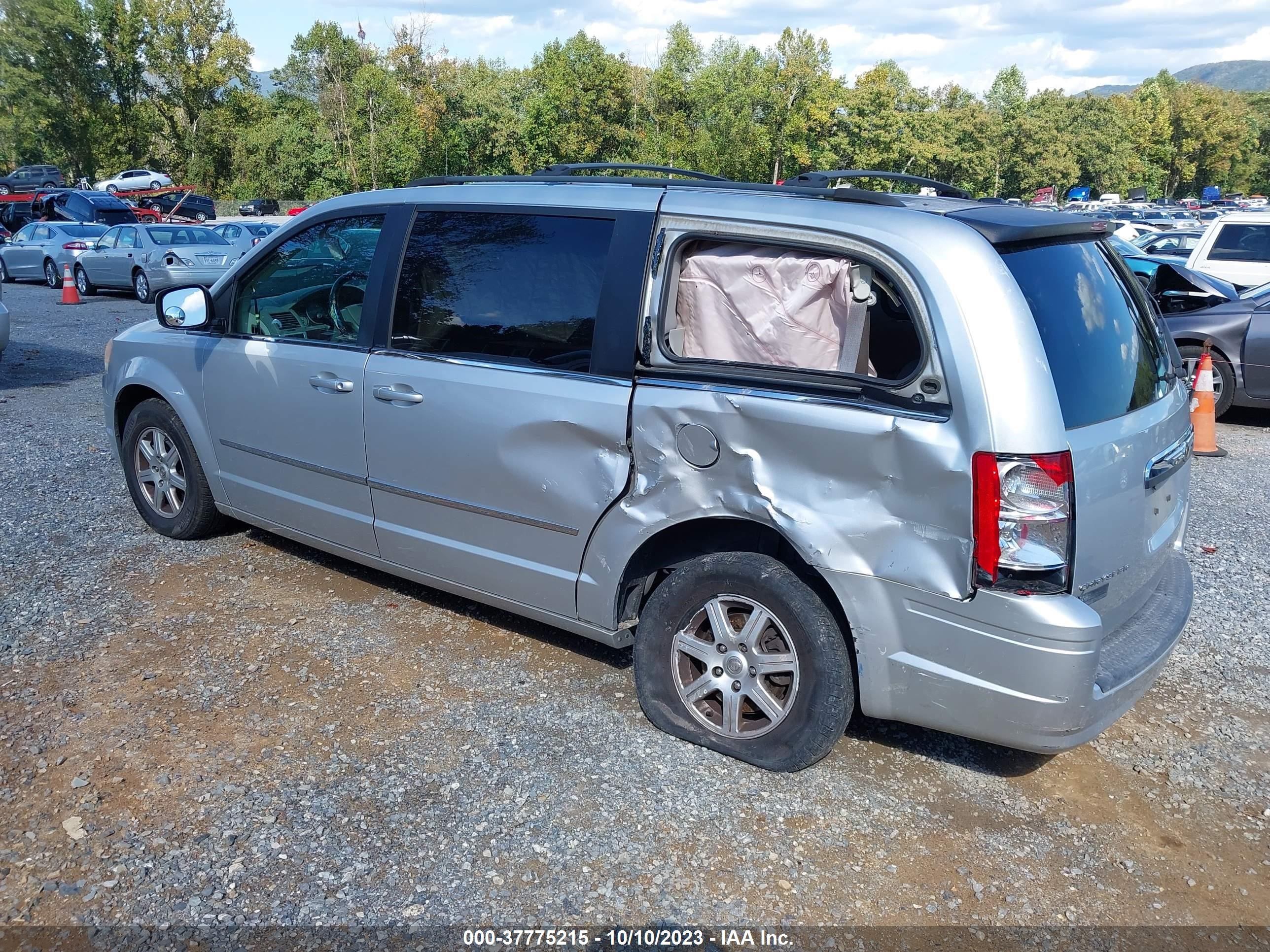 Photo 2 VIN: 2A4RR5D17AR278991 - CHRYSLER TOWN & COUNTRY 