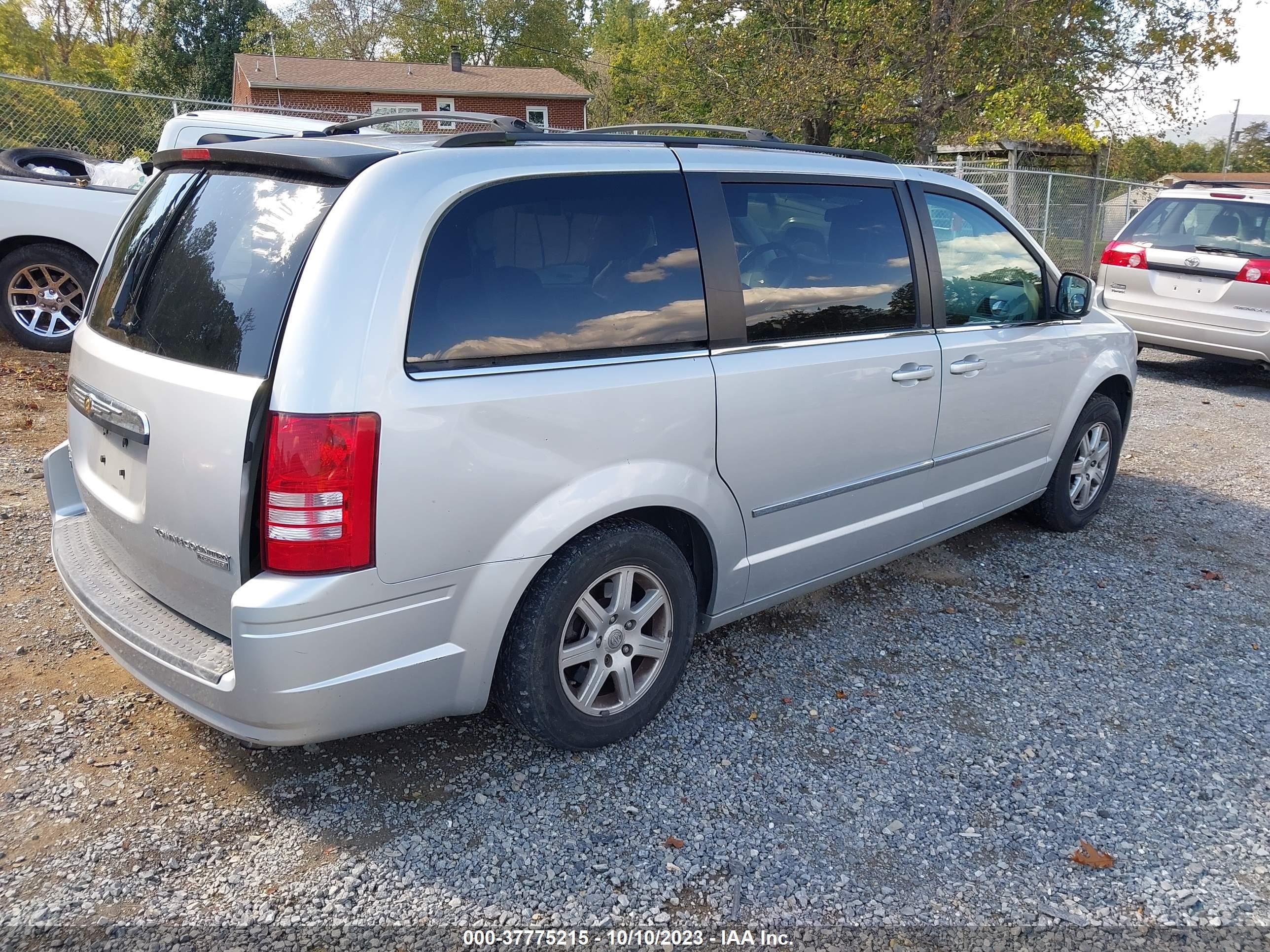 Photo 3 VIN: 2A4RR5D17AR278991 - CHRYSLER TOWN & COUNTRY 