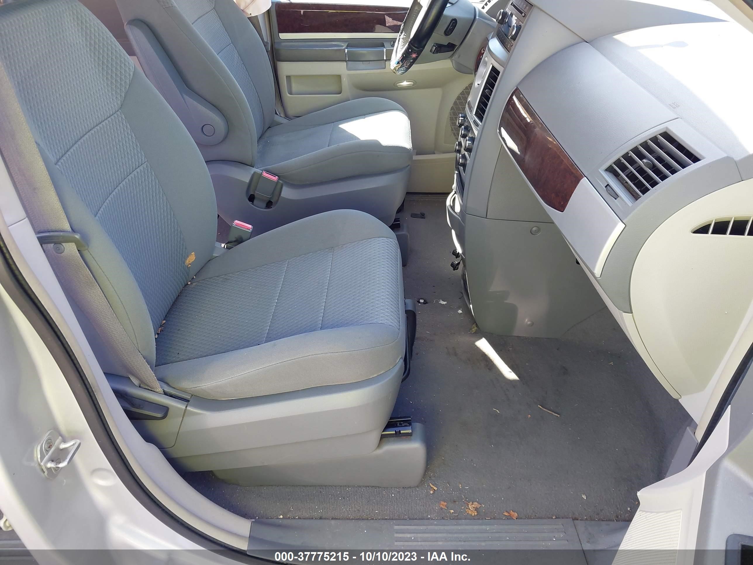 Photo 4 VIN: 2A4RR5D17AR278991 - CHRYSLER TOWN & COUNTRY 