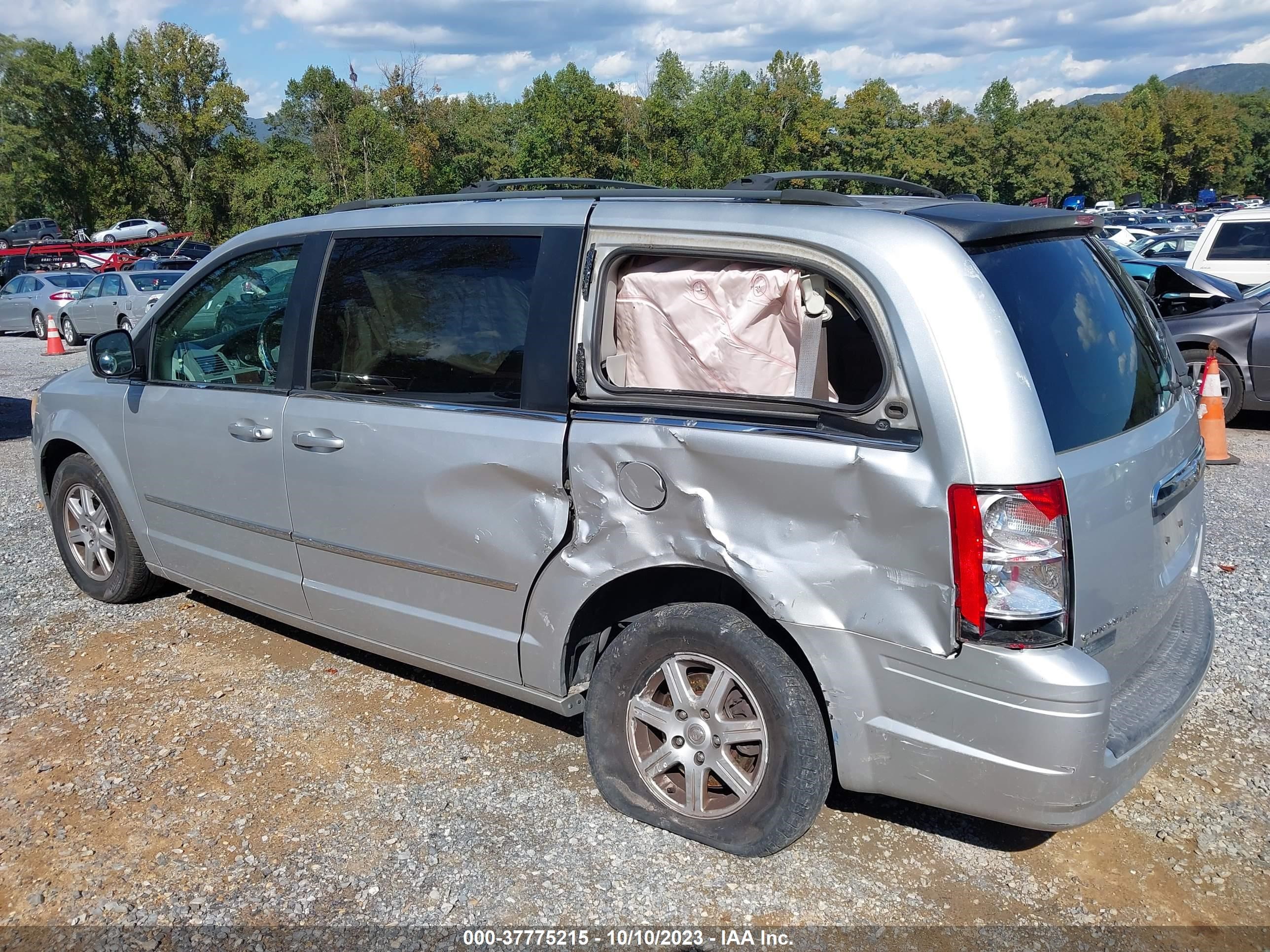 Photo 5 VIN: 2A4RR5D17AR278991 - CHRYSLER TOWN & COUNTRY 