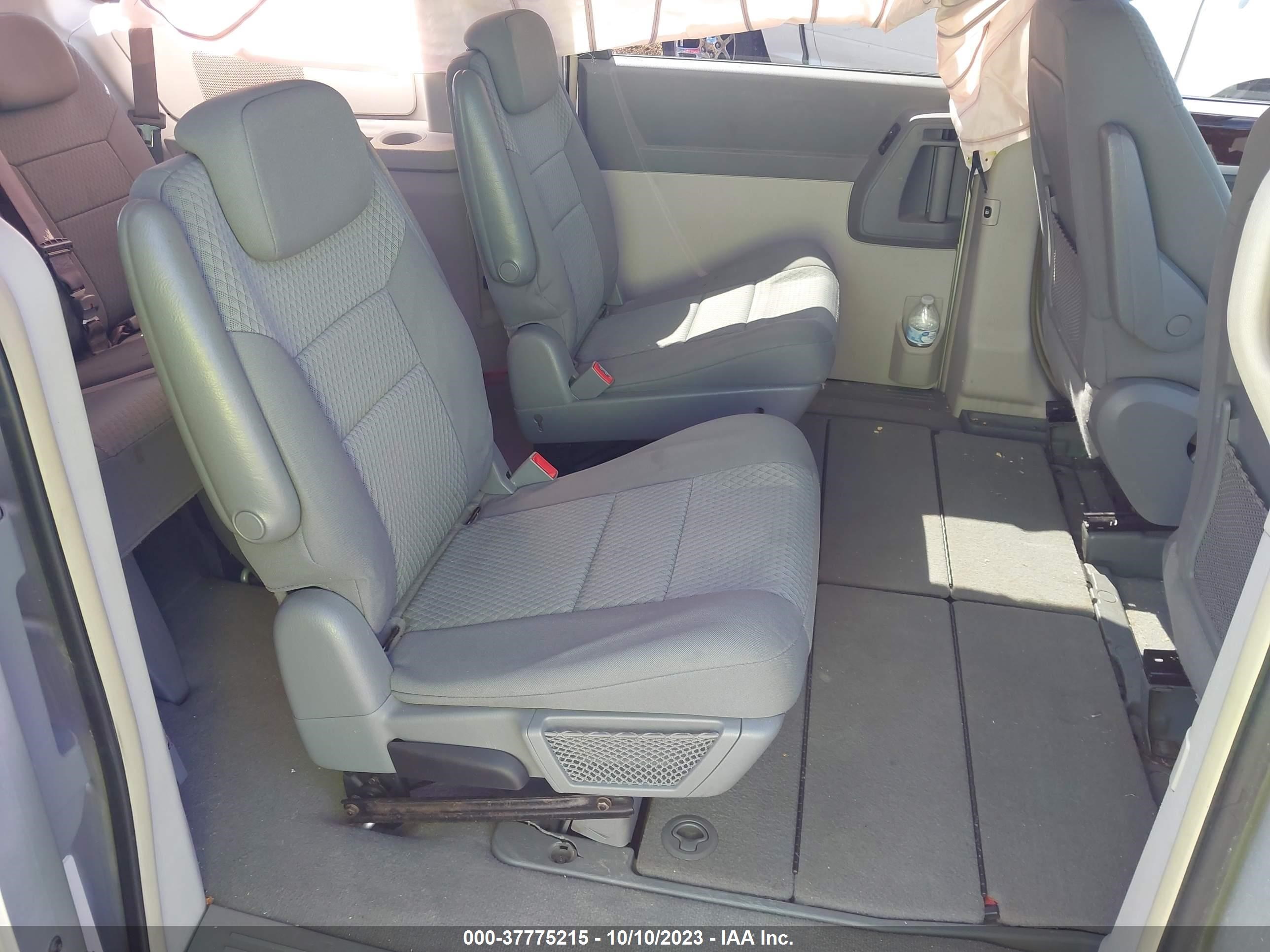 Photo 7 VIN: 2A4RR5D17AR278991 - CHRYSLER TOWN & COUNTRY 