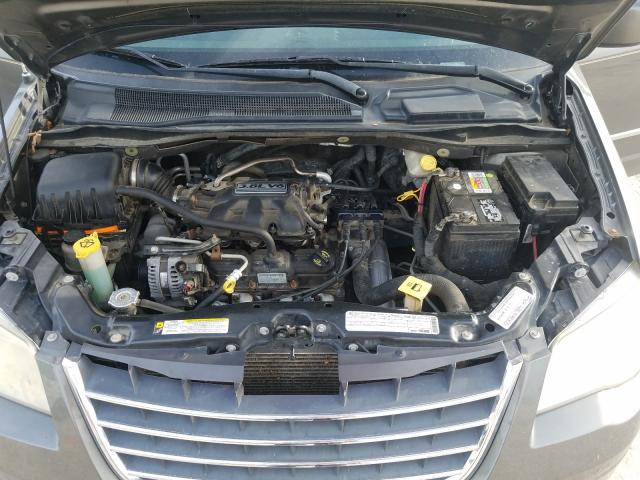 Photo 6 VIN: 2A4RR5D17AR357951 - CHRYSLER TOWN & COU 