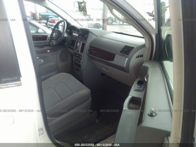 Photo 4 VIN: 2A4RR5D17AR359313 - CHRYSLER TOWN & COUNTRY 