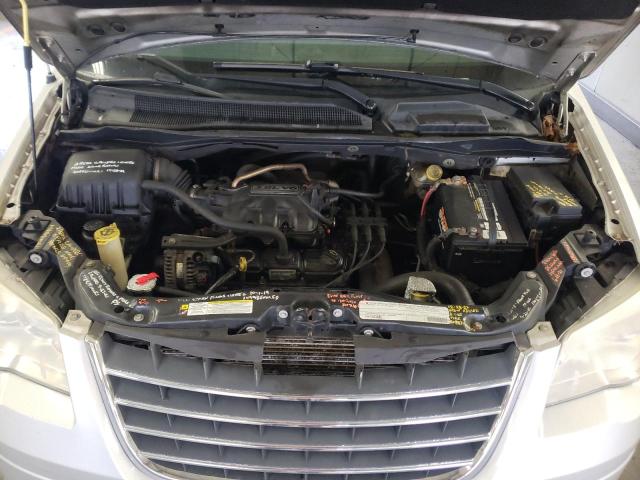 Photo 11 VIN: 2A4RR5D17AR421227 - CHRYSLER TOWN & COU 