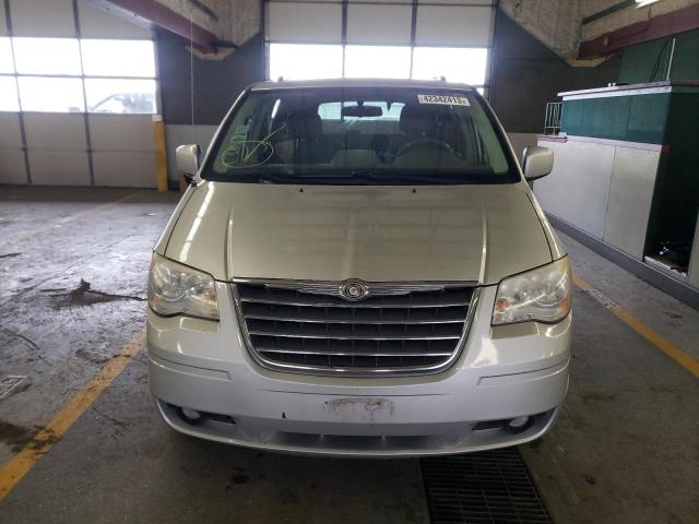 Photo 4 VIN: 2A4RR5D17AR421227 - CHRYSLER TOWN & COU 