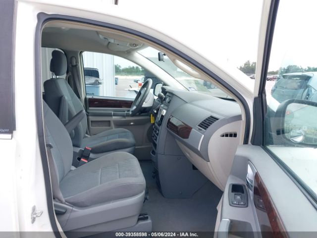 Photo 4 VIN: 2A4RR5D17AR460965 - CHRYSLER TOWN & COUNTRY 