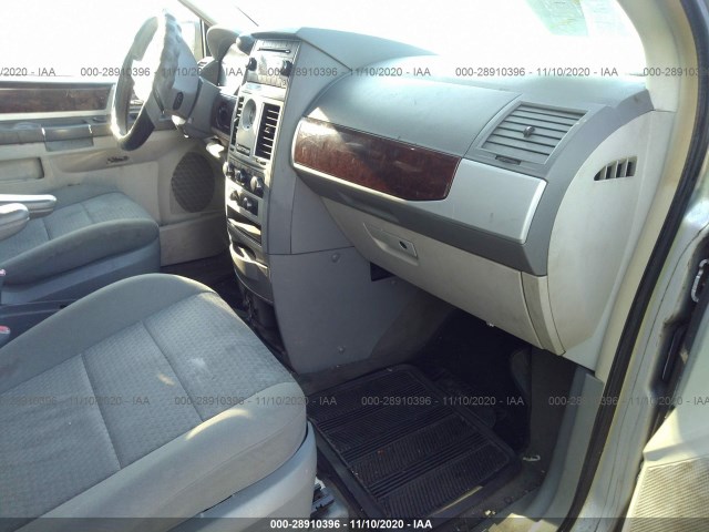 Photo 4 VIN: 2A4RR5D18AR108638 - CHRYSLER TOWN & COUNTRY 