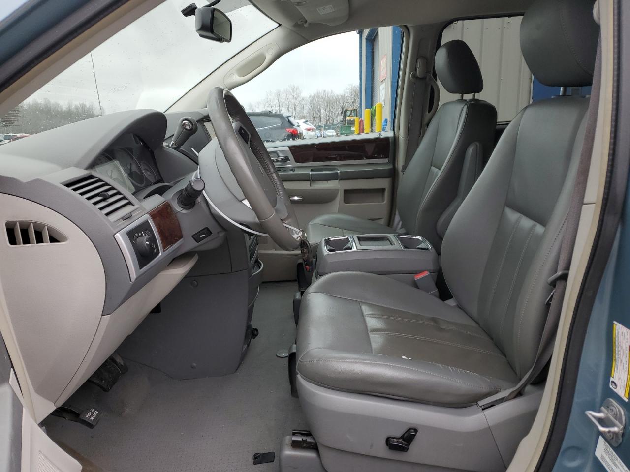 Photo 6 VIN: 2A4RR5D18AR167995 - CHRYSLER TOWN & COUNTRY 