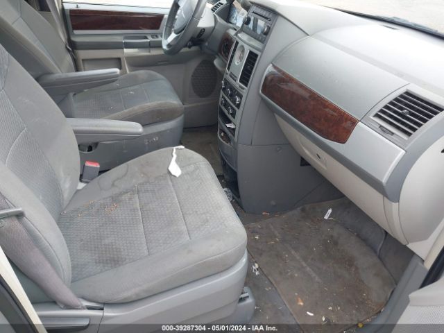 Photo 4 VIN: 2A4RR5D18AR228892 - CHRYSLER TOWN & COUNTRY 