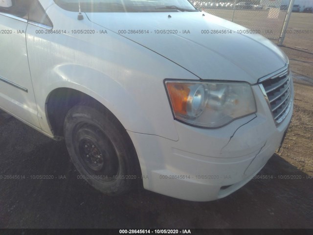 Photo 5 VIN: 2A4RR5D18AR348174 - CHRYSLER TOWN & COUNTRY 