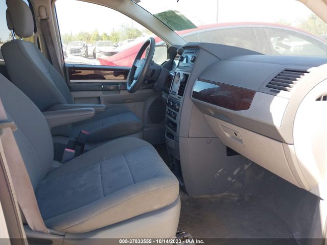 Photo 4 VIN: 2A4RR5D18AR351012 - CHRYSLER TOWN & COUNTRY 