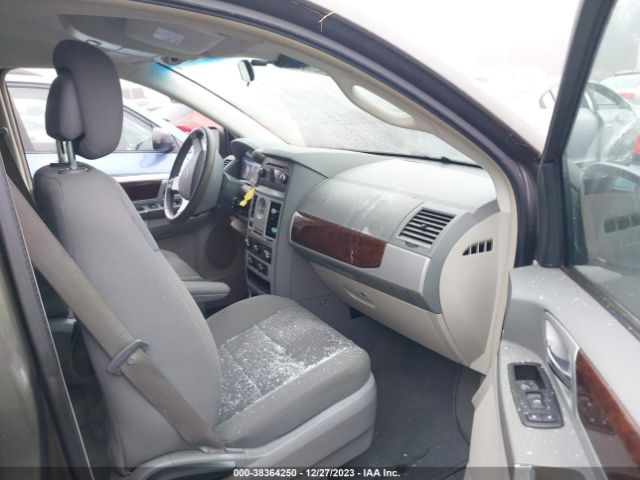 Photo 4 VIN: 2A4RR5D18AR454589 - CHRYSLER TOWN & COUNTRY 