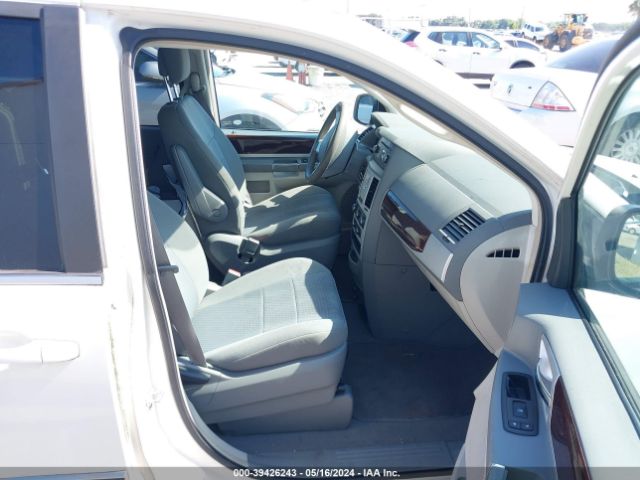 Photo 4 VIN: 2A4RR5D18AR493344 - CHRYSLER TOWN & COUNTRY 