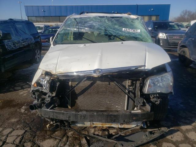 Photo 4 VIN: 2A4RR5D19AR113072 - CHRYSLER TOWN & COU 