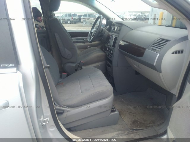 Photo 4 VIN: 2A4RR5D19AR115629 - CHRYSLER TOWN & COUNTRY 