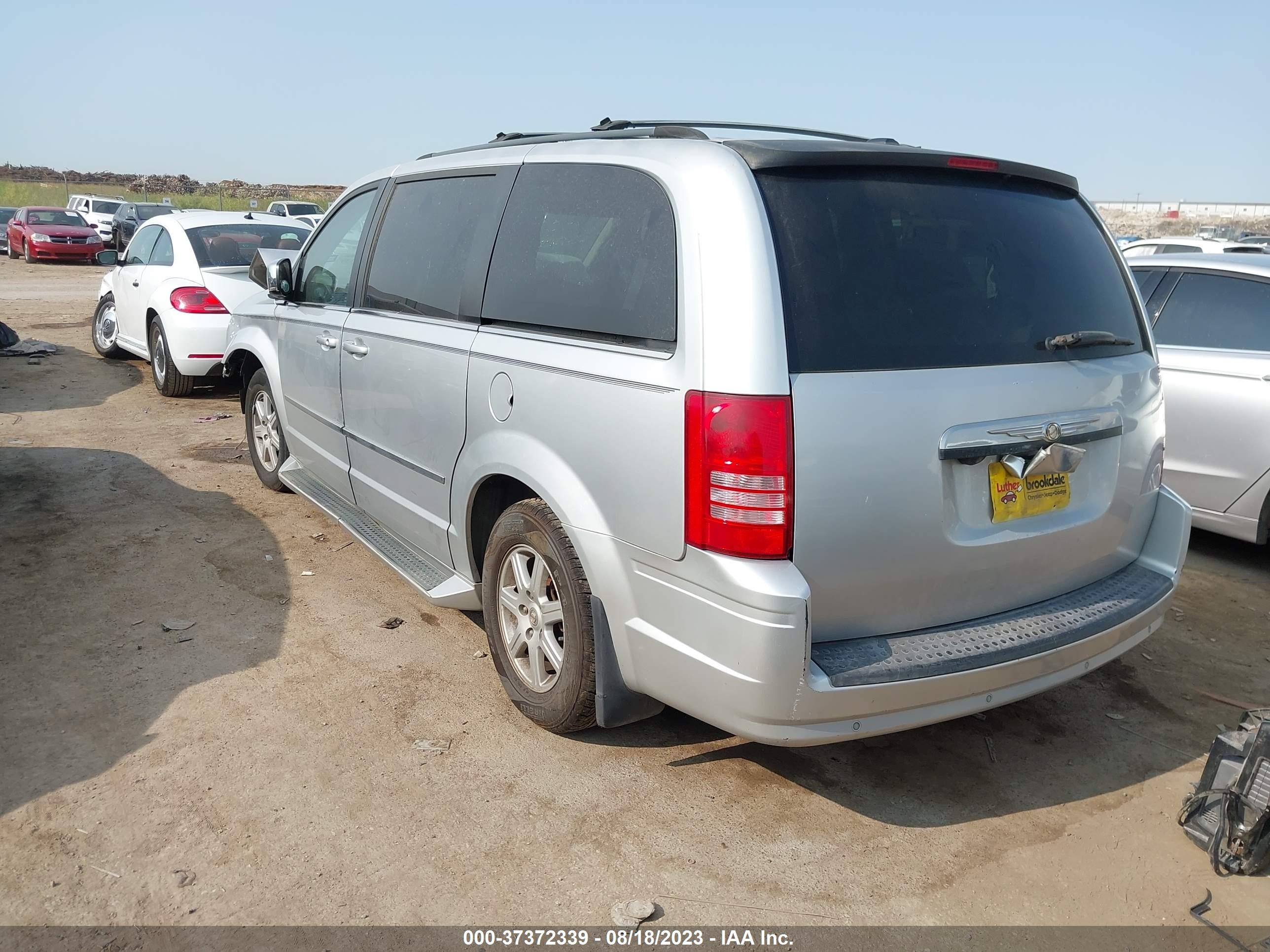 Photo 2 VIN: 2A4RR5D19AR170503 - CHRYSLER TOWN & COUNTRY 