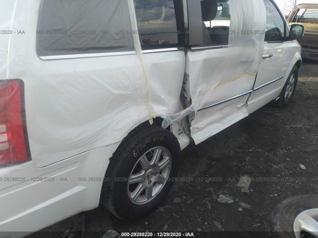 Photo 5 VIN: 2A4RR5D19AR249363 - CHRYSLER TOWN & COUNTRY 