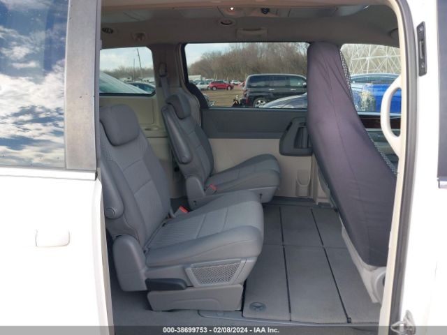 Photo 7 VIN: 2A4RR5D19AR278135 - CHRYSLER TOWN & COUNTRY 